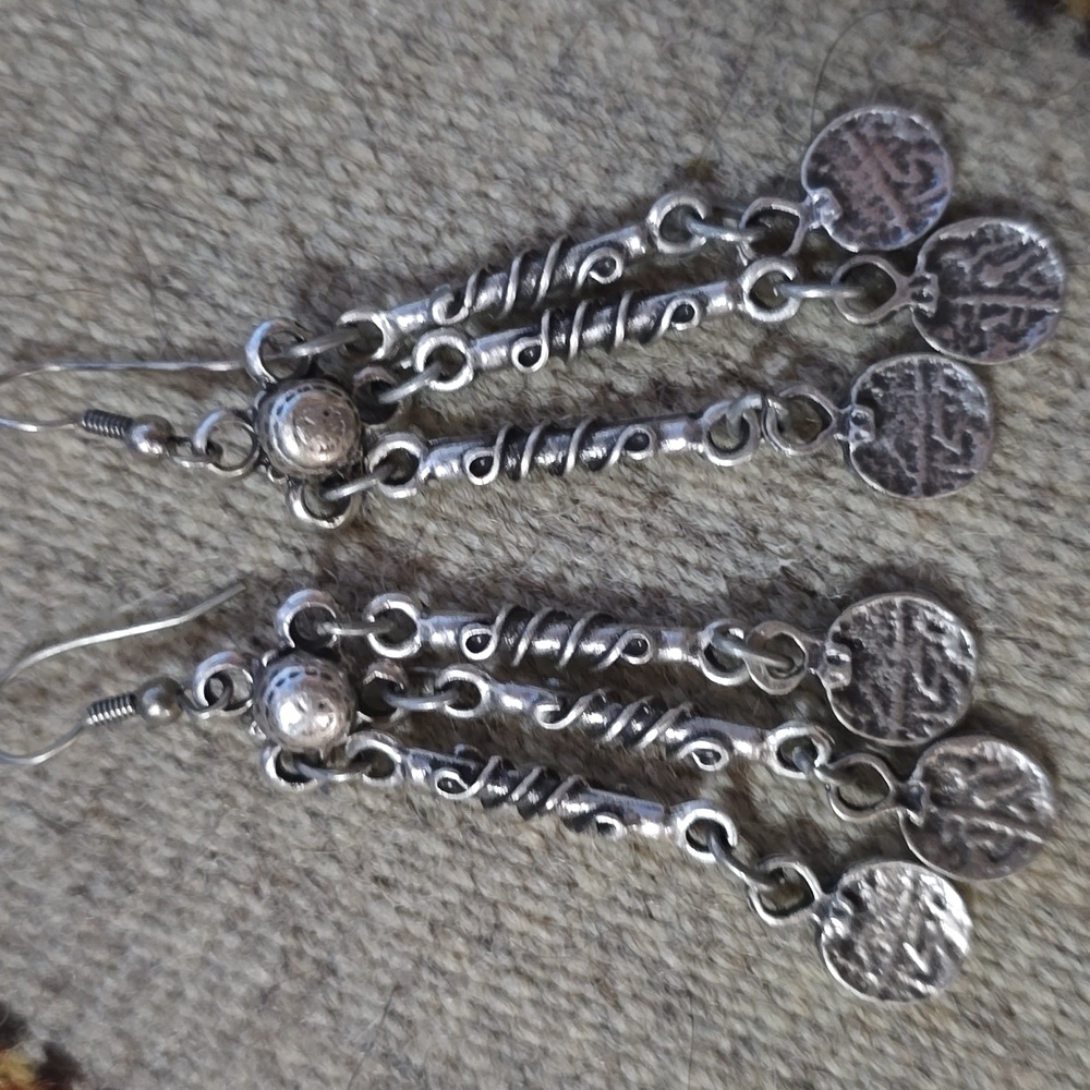 Earings - Picture 3 of 5